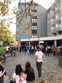Etwa eine Stunde Wartezeit mussten die Fans am Sonntag in Kauf nehmen. Am Samstag waren es noch um die drei Stunden.