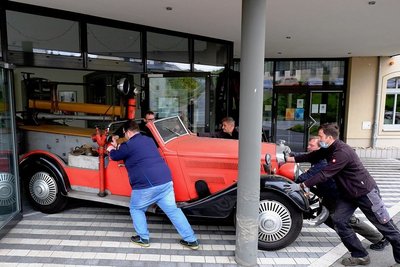 Um den Horch 500 Feuerwehrmannschaftswagen von 1931 in den Ausstellungspavillon der einstigen Horch-Fabrik und heutigen Awo-Zentrale in Reichenbach zu bugsieren, brauchte es Fingerspitzengefühl. Fotos: Franko Martin (3)
