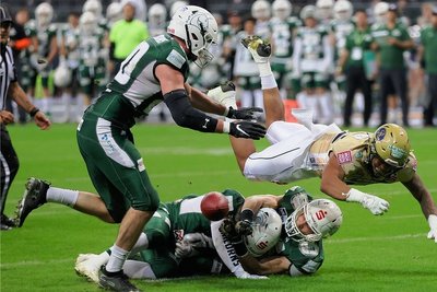 Finaltrauma überwunden: Devwah Whaley (goldenes Trikot) verliert zwar im Endspiel um die Deutsche Meisterschaft in dieser Szene den Ball. Doch die Dresden Monarchs hatten genug Zeit, um den Fehler auszubügeln. 