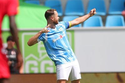 Torschütze Tobias Müller feiert seinen Treffer zum 1:0.