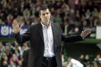 Cheftrainer Vladimir Jovanovic baut den Basketball-Bundesligisten Syntainics MBC personell um. (Archivbild)