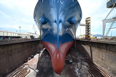 Experten rechnen damit, dass in den kommenden Jahren weltweit immer mehr Flüssigerdgas (LNG) gehandelt wird. Das Foto zeigt den Bug des LNG-Tankschiffs "Maran Gas Amorgos", das kürzlich für eine Wartung in einem Trockendock in Spanien lag.