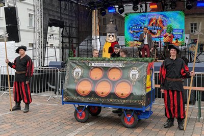 Die Stadtwachen Jens Richter (l..) und Alexander Bachale sichern die Eröffnung des Stadtfestes durch Bürgermeister Oliver Gerstner und Maskottchen Fränki auf der Bühne.