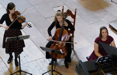 Nicht nur Lisa Kuhnert (Violine), Alma Stolte (Violoncello) und Kristin Kaufmann (Klavier/von links) begeisterten das Publikum.