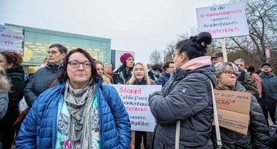 Betriebsratschefin Sylvia Tausche bei der Protestaktion jüngst vor dem Kreistag in Plauen. 
