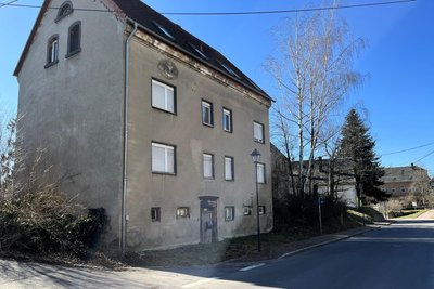 Das Haus in Zettlitz von der Straße aus gesehen, gegenüber liegt der Kindergarten.