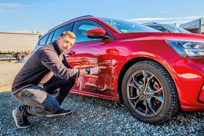 Der neue Ford Focus von Tim Zschüttig wurde bei einem Unfall auf der A 72 beschädigt. Dass der Brandenburger selbst keine schwerwiegenden Verletzungen davontrug, grenzt an ein Wunder. 