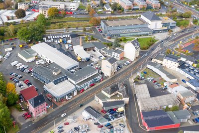 Das Plauener Stadtbad (rechts oben im Bild) platzt aus allen Nähten, es soll einen Anbau erhalten - und zwar dort, wo sich aktuell der Parkplatz befindet. Die Straßenverbindung zur Hofer Straße wird dafür verlegt zur Turnstraße.