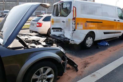 Der Audi prallte gegen einen haltenden Transporter.