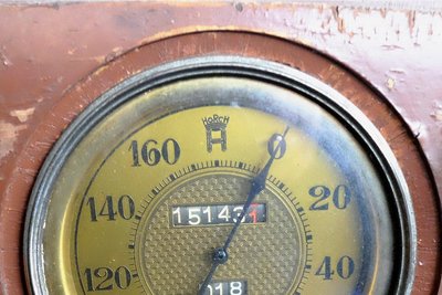 15.143 Kilometer zeigt der Tacho mit dem Horch-Logo an.