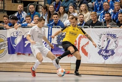 Tolle Kulisse und packende Zweikämpfe: Im Spiel um Platz 3 gewann Barkas Frankenberg, hier mit Tom Römer (l.), gegen den BSC Freiberg mit Lukas Erler mit 2:0. 