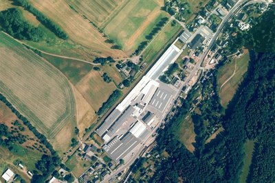 Ein Luftbild des Betriebsgeländes von Neveon in Burkhardtsdorf.