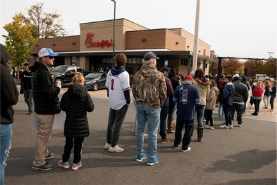 Eine lange Warteschlange zeigt: Vor diesem Fastfoodrestaurant in Atlanta geht es langsam zu. Aus dem König Kunde ist ein Bittsteller geworden. 