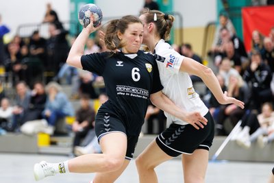 Die Frauen des SV 04 Oberlosa (am Ball Kathrin Seebauer) haben die Verbandsliga auf dem 1. Platz abgeschlossen und steigen auf.