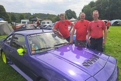 Die Vereinsvorsitzenden des 1. Opel-Manta-Club Sachsens: Daniel Braun (rechts) und Jörg Brinnig (links) sowie Gründer Matthias Wrabetz.