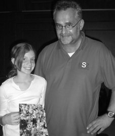 <p class="artikelinhalt">Wolfgang Scaruppe mit Christin, deren Vater und Opa am 11. September 2001 starben.</p>
