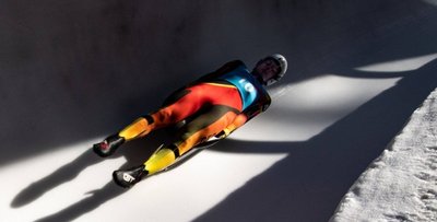 Timon Grancagnolo in seinem Element - auf dem Rodelschlitten im Eiskanal. 