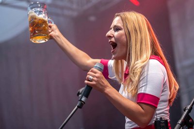 Stefanie Hertel prostete 2022 ins Publikum: Die aus Oelsnitz stammende Sängerin ist mit der Dirndl Rock Band diesmal nicht mit dabei. Ihren Part übernehmen Die Prinzenberger.
