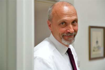 Oberberghauptmann Bernhard Cramer schaut sich mit den Nachbarn am Freitag das Fußballspiel an.