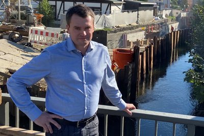 Bürgermeister Jörg Spiller muss reagieren: Er stoppt vorerst die Investitionen im Ort.