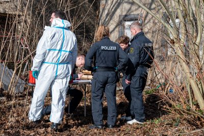 Fundstücke wurden am Freitag in dem Haus beschlagnahmt und abtransportiert.