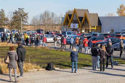 Donnerstagvormittag in Eich: Auf dem Gelände des einstigen Spectrum-Markts steht eine lange Schlange, viele weitere Menschen warten im Inneren des Gebäudes. Hunderte, die teils schon stundenlang ausharrten, sind nach der Ausgabe von Nummern bereits wieder gegangen: Weil sie entweder keine der 200 Nummern ergatterten oder die Wartezeit lieber anderswo verbringen. Laufend fahren weitere Impfwillige vor - und wieder ab.