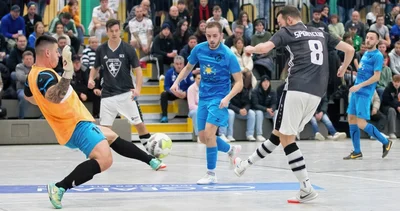 Da schlägt es zum sechsten Mal im Plauener Tor ein: Syraus Pascal Steinbach (Nummer 8) überwindet den Torhüter von Concordia Plauen Toni Döge zum 6:1. Am Ende behielten die Syrauer im Duell der beiden Vogtlandliga-Mannschaften mit 7:1 die Oberhand. 