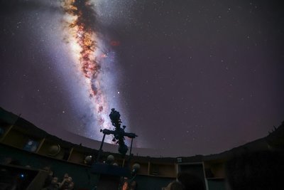 32 Projektoren zaubern die Milchstraße an die Kuppel des Planetariums.