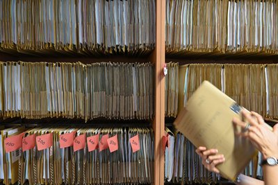 Kilometerweise alte Akten? Das soll es in Sachsen nicht mehr so oft geben, verspricht die Staatsregierung.