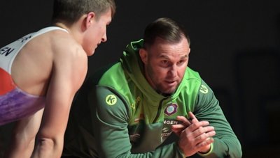 FCE-Trainer Björn Schöniger bespricht mit Eigengewächs Tim Ullrich am Mattenrand die Taktik. Aue tritt diesmal beim Spitzenreiter an.