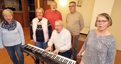 Gisela Hoppe, Simone Will, Hans Schuster, Andreas Schwinger, Reinhold Faust und Manuela Biber (v.l.) vom Gemischten Chor Hetzdorf bringen dem Fotografen ein Ständchen. 