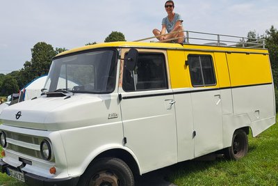 Galina Geilen aus Bottrop hatte den besten Überblick von ihrem Opel Blitz, einem alten Feuerwehrgerätewagen von 1973.