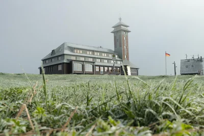 Auf Sachsens höchstem Gipfel war es am Dienstagmorgen frostig.