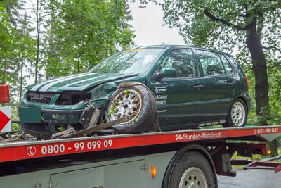 Der VW musste nach dem Unfall abgeschleppt werden.