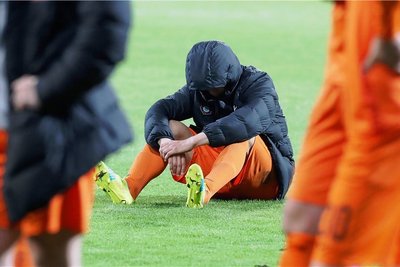 Einfach nur noch weg: Aues Jan Hochscheidt sitzt nach dem 0:6 in Darmstadt enttäuscht und beschämt auf dem Platz. Der FC Erzgebirge ist nun abgestiegen. 
