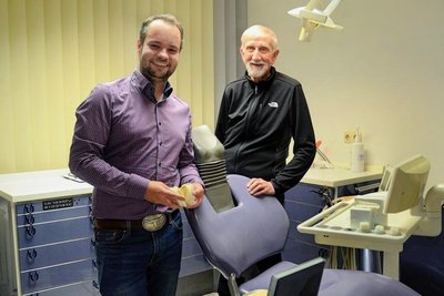 Im Herbst war Andreas Skibinski (rechts) noch guter Dinge, seine Praxis problemlos an Dr. Jan-Philipp Kunze weitergeben zu können. Doch nun entsteht eine nicht geplante Pause bis zur Wiedereröffnung. 
