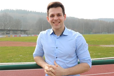 Philipp Hartewig ist am Freitag auf einer Berliner Fanmeile unterwegs, um Fußball zu gucken.