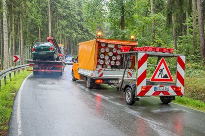 Auf der B 180 kam es zu Verkehrsbehinderungen während der Räumarbeiten.