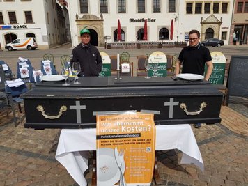 Gastronomen haben am Freitag auf dem Obermarkt in Freiberg auf ihre prekäre Situtation aufmerksam gemacht.