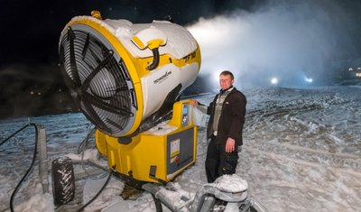 Frank Morgenstern, Abteilungsleiter Ski Alpin beim TSV 1872 Pobershau, neben einer der beiden Schneekanonen, mit denen der Pobershauer Skilift seit Dienstagabend beschneit wird. 