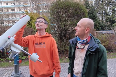 Ronald Steiß (links) und Falk Levien Müller prüfen die Technik.