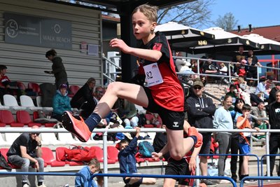 Auch im Hürdenlauf zeigte Henri Haase vom LV 90 Erzgebirge eine starke Leistung.