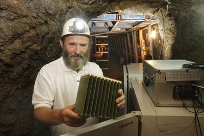 Wolfgang Faust zeigt Leiterplatten im Bergwerk