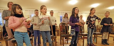 Der Hetzdorfer Kinderchor "Chorwürmer" ist mit vollem Einsatz bei der Sache. 