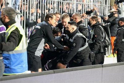 Einige Gästefans kletterten vor Wut über den Zaun. Aues Co-Trainer Marc Hensel (2. von links) half bei der Deeskalation. 