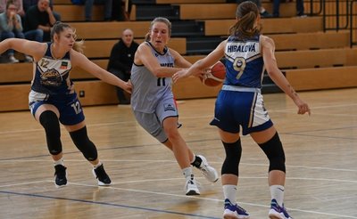 Die Chemcats verloren am Freitagabend ein Testspiel gegen den tschechischen Erstligisten aus Chomutov mit 60:80. In dieser Szene versucht sichLucile Peroche (M.) durchzusetzen. 