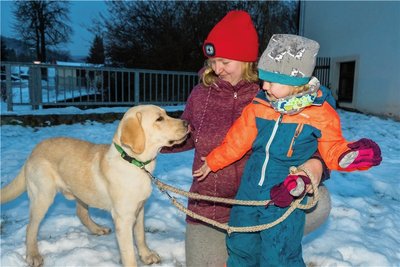Ausbilderin Sandra Peschel besucht zweimal pro Woche die Familie in Olbernhau. Dabei begleitet sie Eleanor und Lou auch zur Logopädie. 