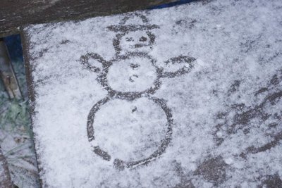 Minusgrade und Schnee gab es Dienstagfrüh am Fichtelberg.
