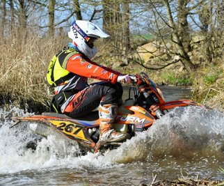 Der Saisonauftakt in Dahlen führte Florian Görner und die anderen Teilnehmer der Deutschen Meisterschaft sowie des DMSB-Enduro-Cups unter anderem auch durchs Wasser der Dahle. 