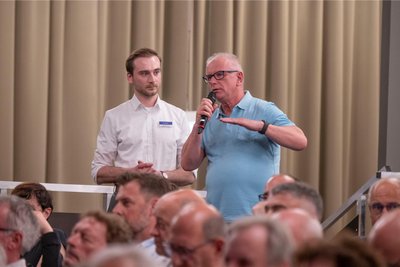 Zum Schluss der Veranstaltung stellten zahlreiche Zuschauer Fragen an den DFB-Chef. Darunter Jens Seidel vom Förderverein des Nachwuchsleistungszentrums des Chemnitzer FC.